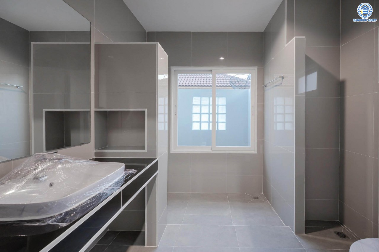 บ้านมือสองตกแต่งใหม่ โครงการ นนท์ณิชา พระนั่งเกล้า เนื้อที่กว้าง 67.5 ตร.ว. ฟังก์ชัน 3 ห้องนอน 3 ห้องน้ำ 1 ห้องอเนกประสงค์ 2 จอดรถ บนทำเลศักยภาพ ติดถนนรัตนาธิเบศร์ เชื่อมต่อถนนชัยพฤกษ์ ใกล้รถไฟฟ้าสายสีม่วง "สถานีไทรม้า" และจุดขึ้นทางด่วน "งามวงศ์วาน"